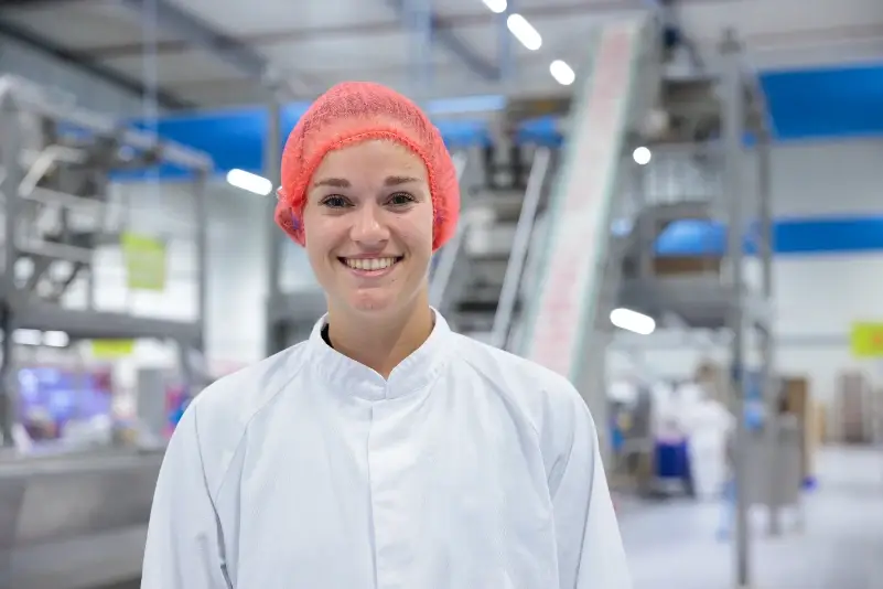 Esther in de fabriek