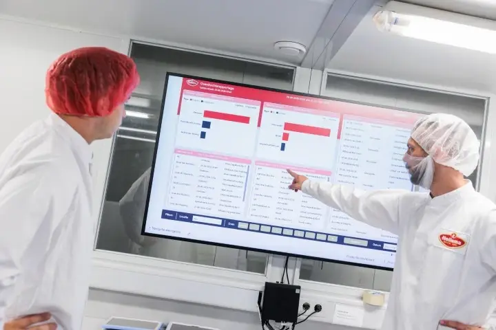 Maschinenbediener am Dashboard / Shopfloor-Team